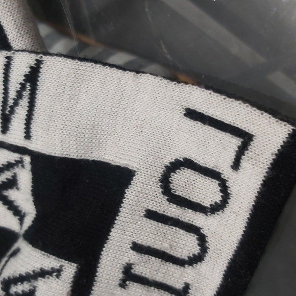 LOUIS Vuitton Knit Scarf - Picture 8 of 8